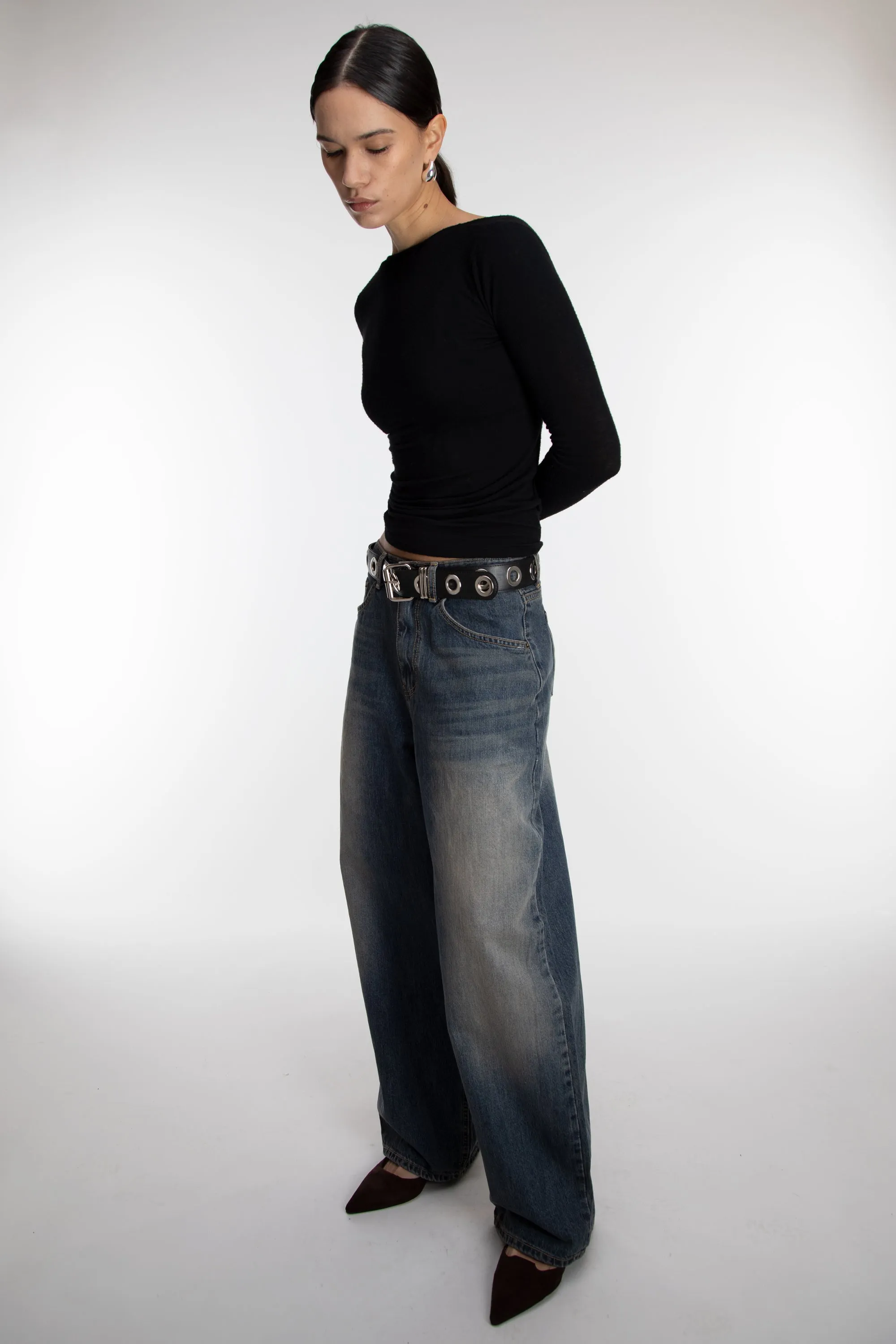 DARK WASH BARREL CURVED LEG JEAN