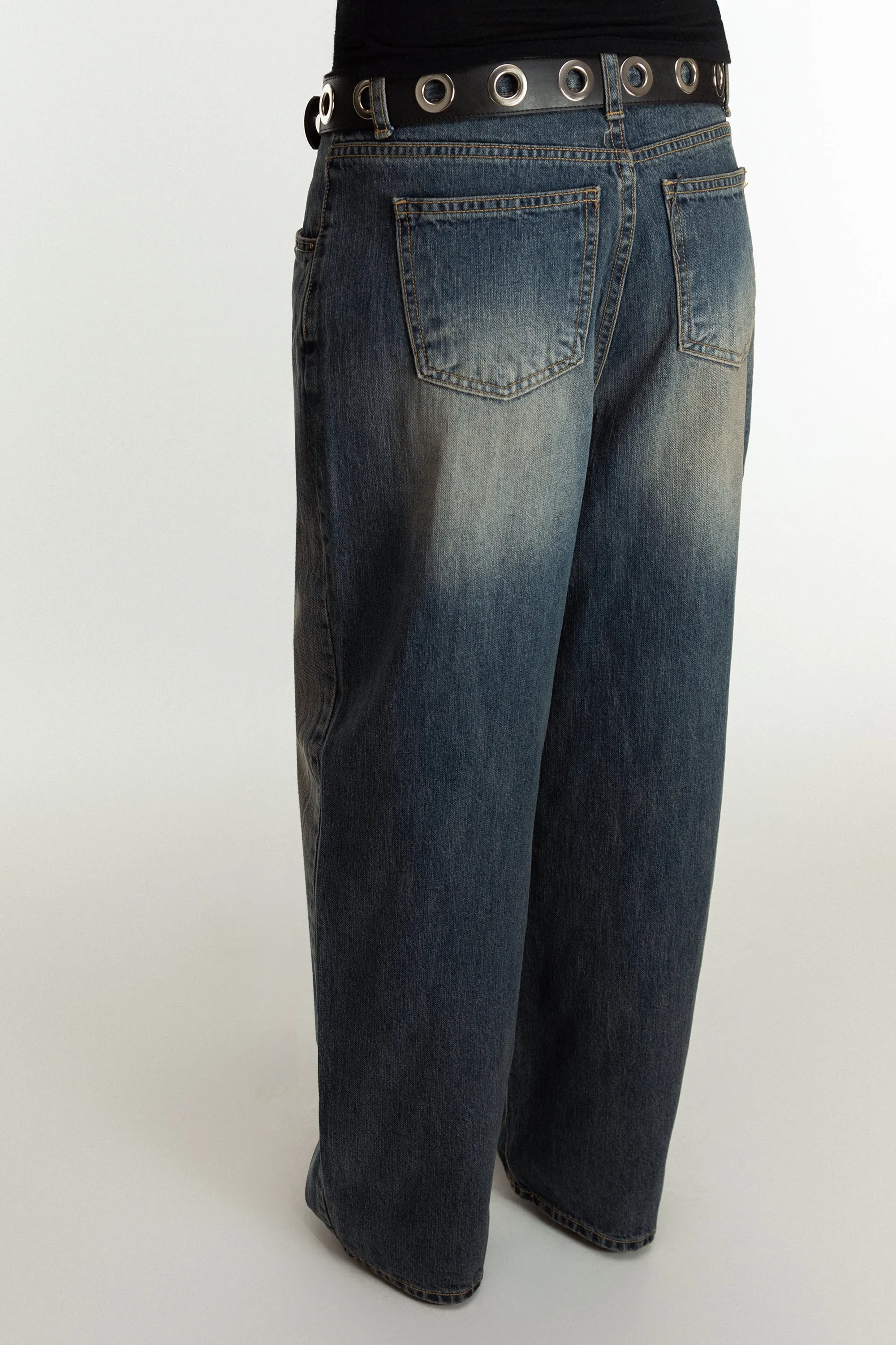 DARK WASH BARREL CURVED LEG JEAN