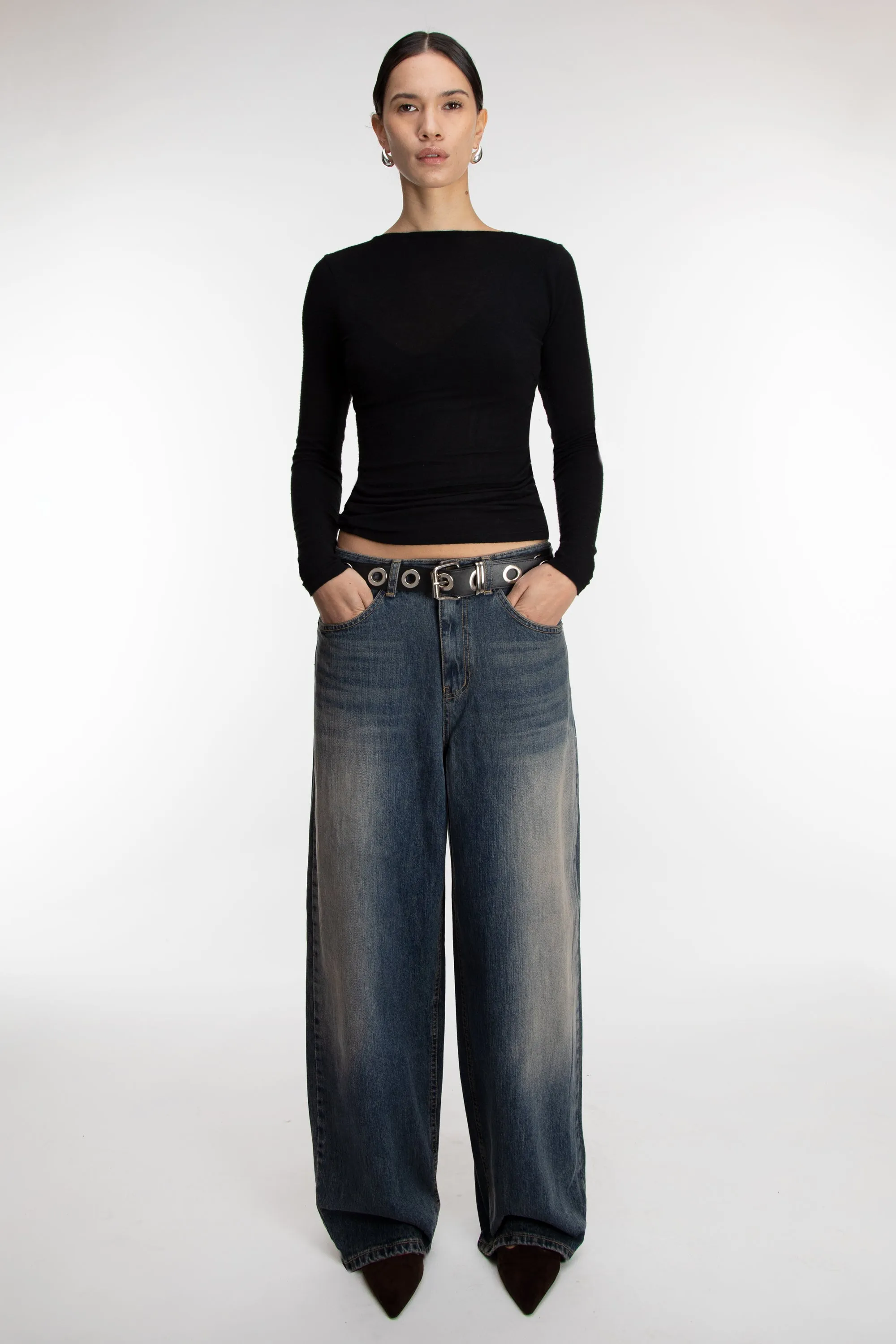 DARK WASH BARREL CURVED LEG JEAN