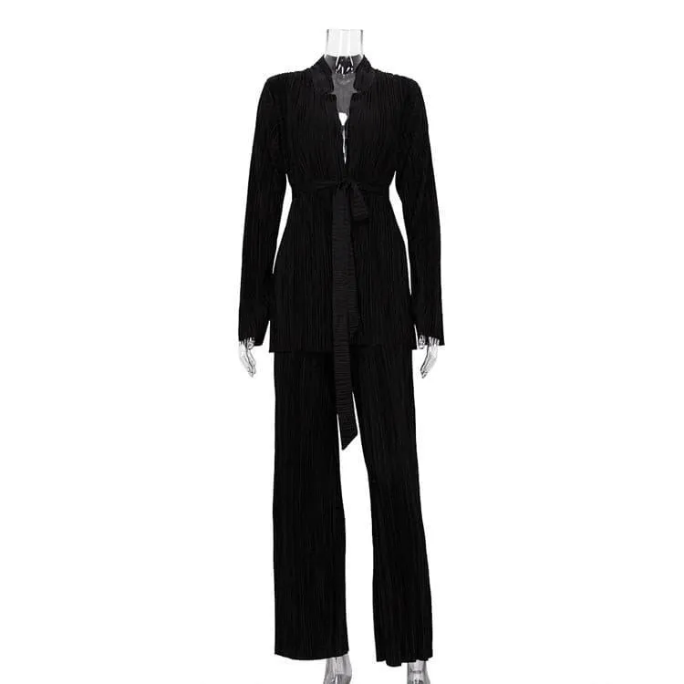 Elegant suit with split sleeves, lace-up shirt and pleated pants.