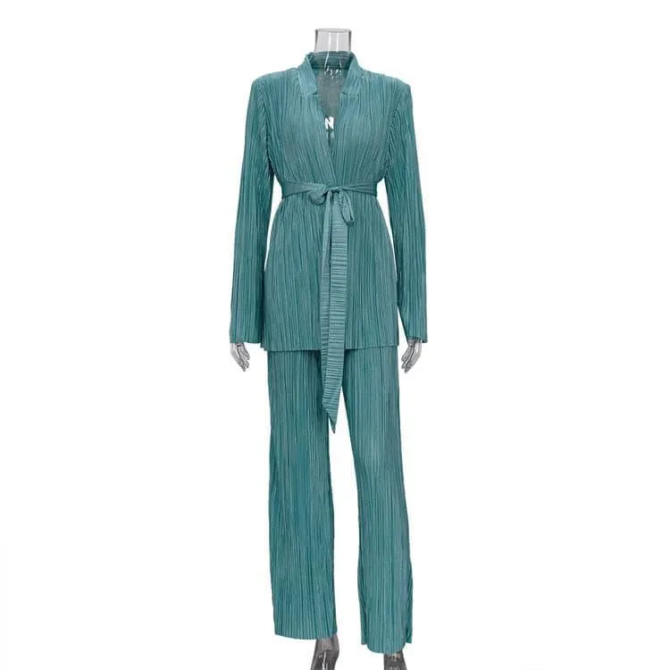 Elegant suit with split sleeves, lace-up shirt and pleated pants.